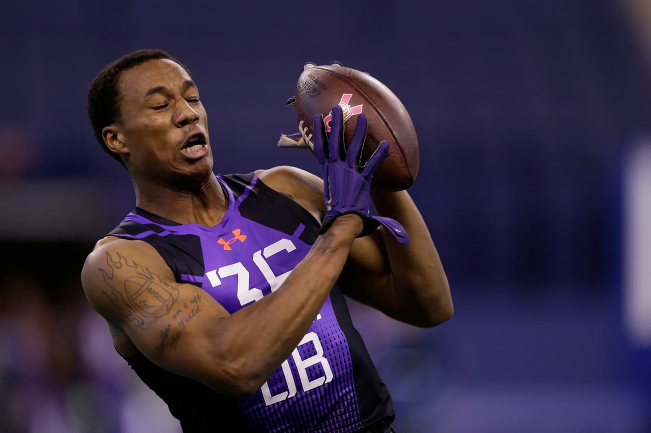 ERIC BERRY. En 2010 decidió renunciar a su último año con la universidad de Tennessee. Durante el NFL Scouting Combine lució por su velocidad: 4.47 segundos en las 40 yardas, 7 centésimas debajo del récord mundial. Los scouts reportaron que era el mejor profundo desde el finado Sean Taylor. Los Chiefs lo convirtieron en la 5ª. selección global, la elección más alta para un profundo en la historia.