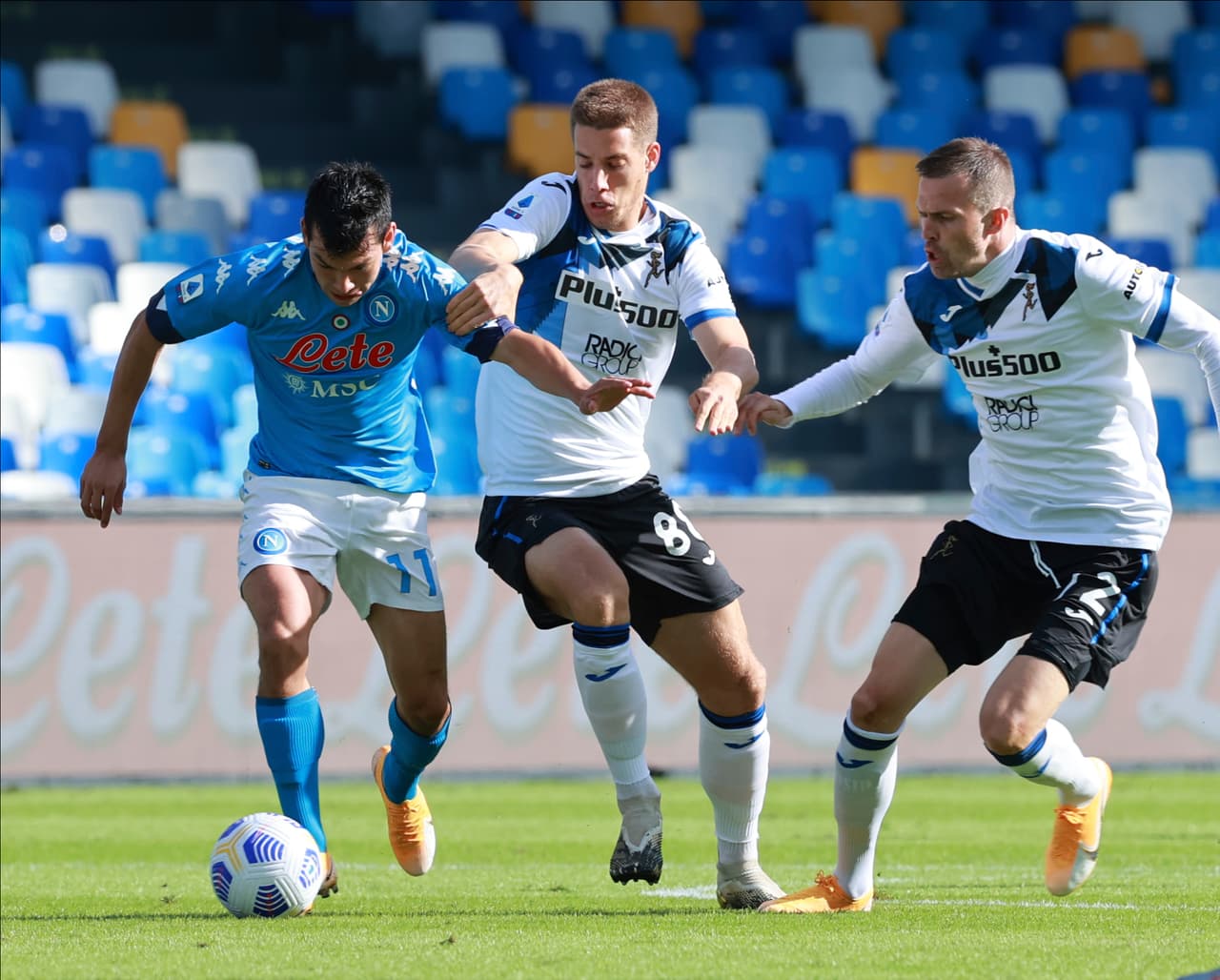El mexicano marcó los primeros dos goles del partido (23’, 27’) y Matteo Politano (30’) hizo el tercero. Osimhen (43’) anotó el cuarto para los de Gattuso y Lammers (69’) descontaba, pero era demasiado tarde. Napoli tendrá actividad a media semana ante el AZ en la Europa League; Atalanta se medirá al Midtjylland en la Champions.