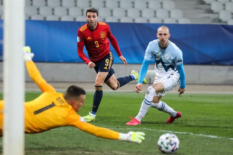 España arranca con victoria y golea a Eslovenia con marcador de 3-0. Javi Puado, Gonzalo Villar y Juan Miranda González fueron los autores de los goles para el conjunto español y se coloca líder de la tabla tras el empate de sus dos rivales, Italia y República Checa, durante la Eurocopa Sub-21.