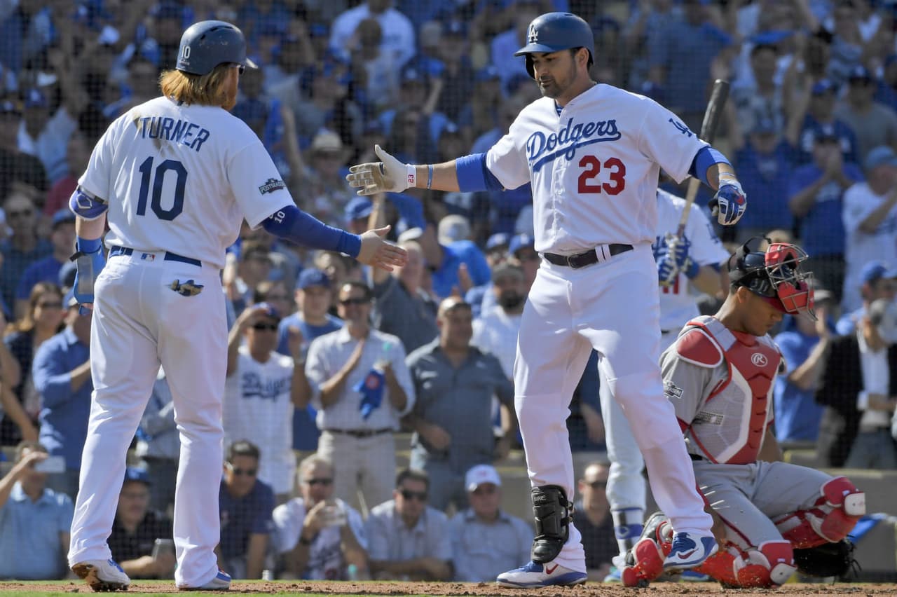 Adrián González conectó su primer homerun de estos Playoffs.