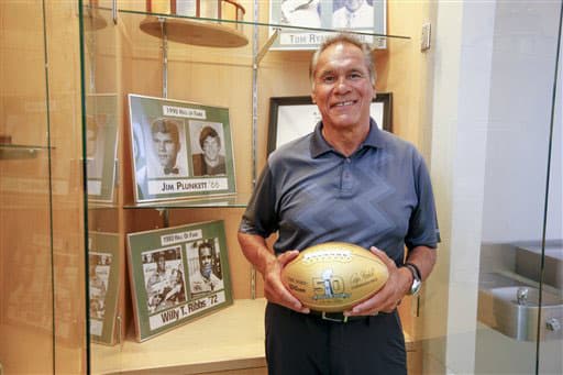 Jim Plunkett, ex QB de los Raiders dos veces ganador del Super Bowl y MVP en el XV.