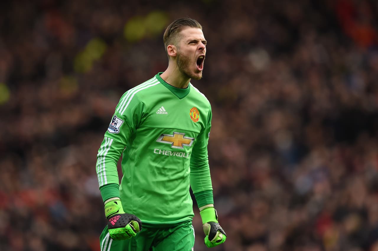 El caso de la portería no terminamos de entenderlo pues los merengues parecen empecinados en llevar a sus filas al canteraro del Atlético de Madrid David de Gea, pese a tener la cabaña muy bien cubierta con el costarricense Keylor Navas que va camino a imponer récord de más minutos sin recibir gol en la Champions. Los medios ibéricos afirman que el club requiere de un estandarte español y el elegido es el enorme guardameta del Manchester United.