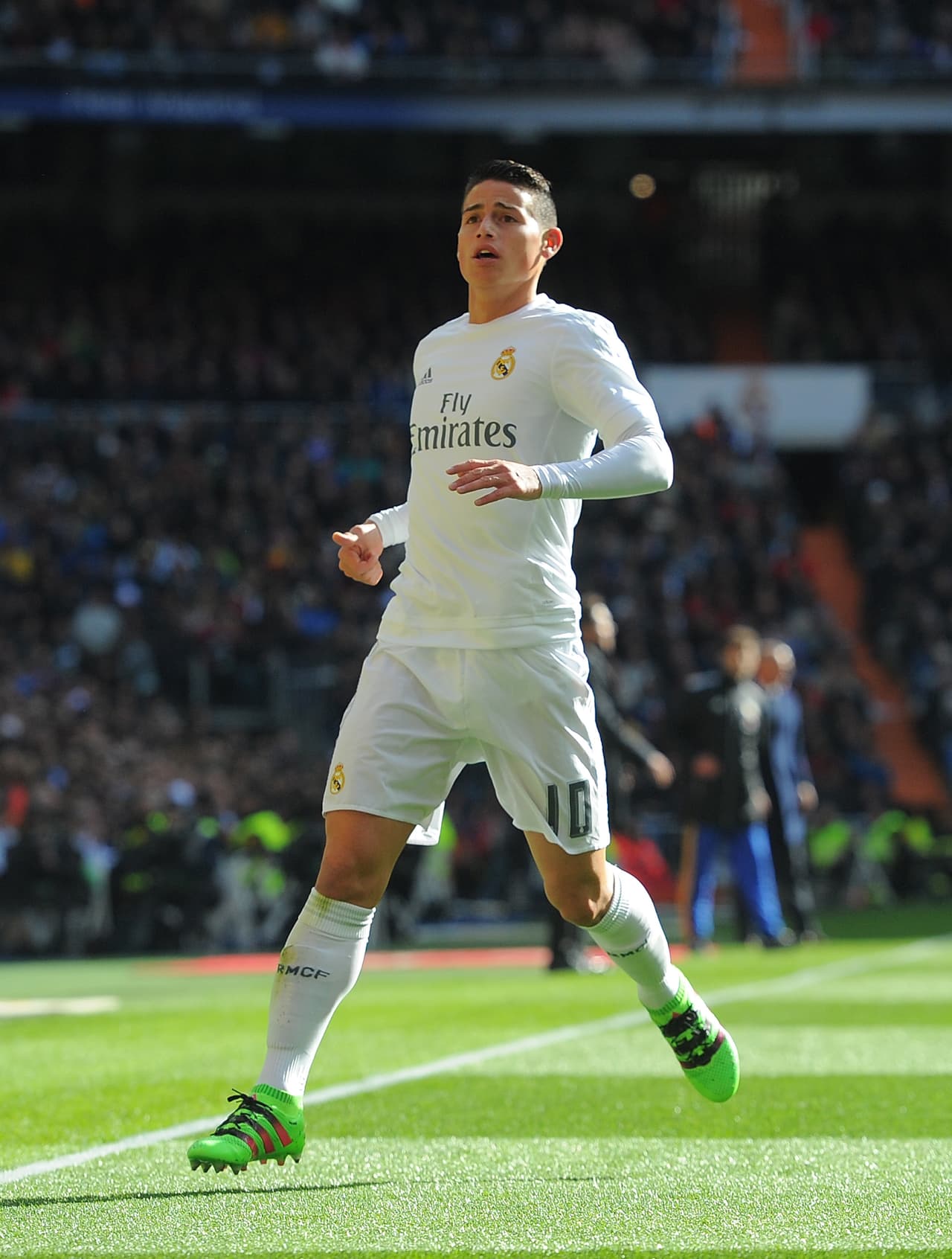 Después aparece quizás la máxima estrella del pasado Mundial de Brasil 2014. El creativo colombiano James Rodríguez tiene poco más de 18 meses en el club merengue, y tras una primera temporada bastante decente, ha sido señalado por su baja de juego y sus polémicas extra cancha que indican indisciplina y falta de compromiso con el club. Luce muy duro pensar en la salida de James pero si hay una buena oferta el Madrid la aceptará.