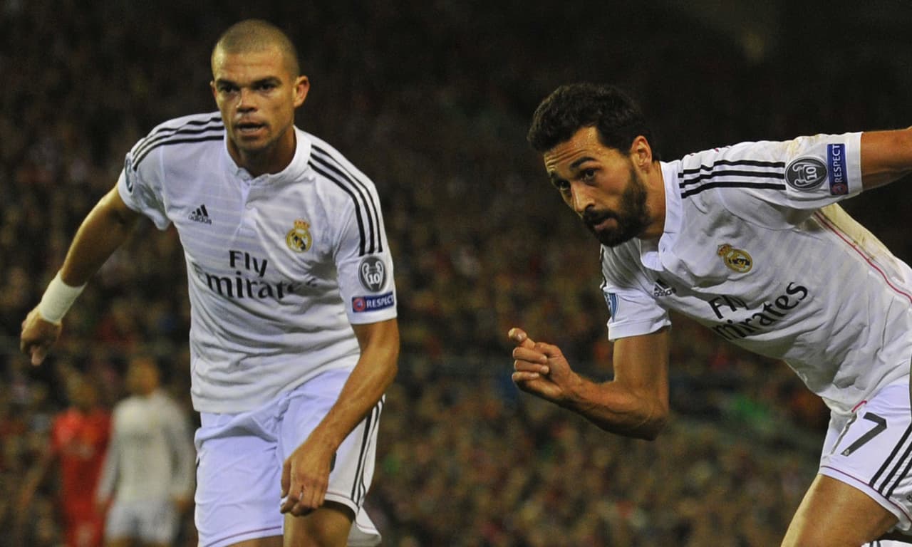 Por tales motivos el diario catalán 'Sport' publicó la Lista Negra de 10 jugadores blancos que están condenados a salir del club en el próximo mercado veraniego. Comenzamos por la última línea donde los señalados son dos veteranos que han perdido protagonismo en la defensa. El central portugués Pepe que ha sufrido varias lesiones, y el lateral español Álvaro Arbeloa que ha tenido nula actividad esta campaña. Ambos saldrían para refrescar la zaga.