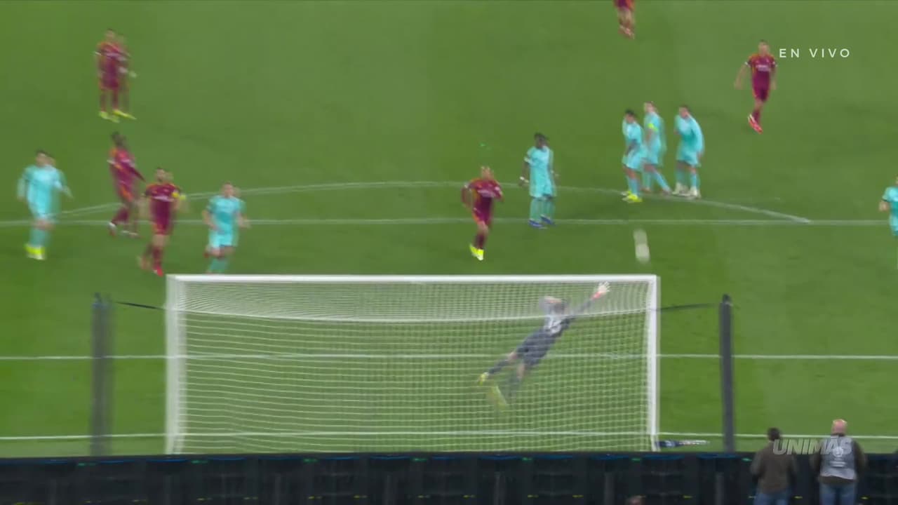 ¡El poste salva al Bologna! Tiro libre de Pellegrini que casi termina en golazo