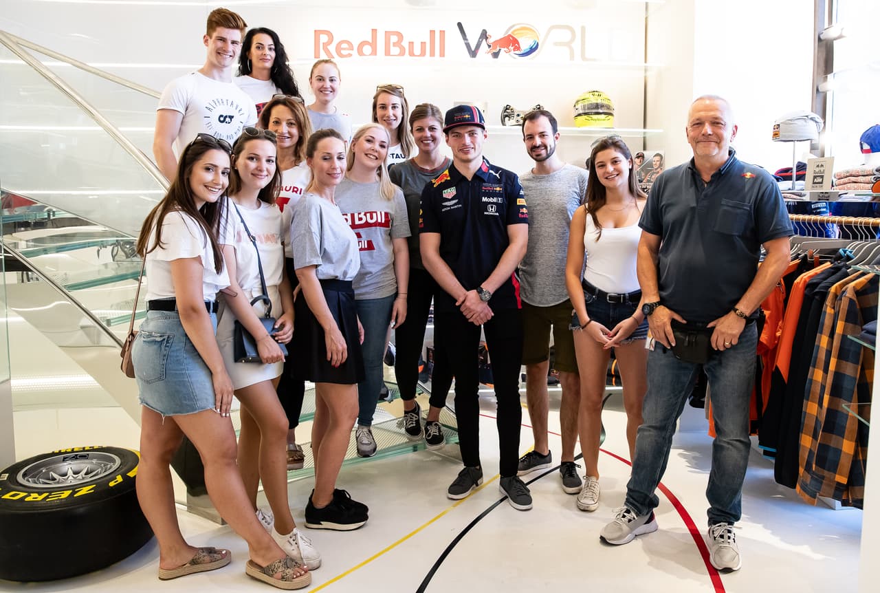 En Graz, a pocos kilómetros del Circuito Red Bull Ring en Spielberg, Max Verstappen encendió la actividad del Gran Premio de Austria con una visita a los aficionados, así como la tienda oficial de la escudería en la ciudad. A partir de este viernes los motores se encenderán con las primeras sesiones libres.