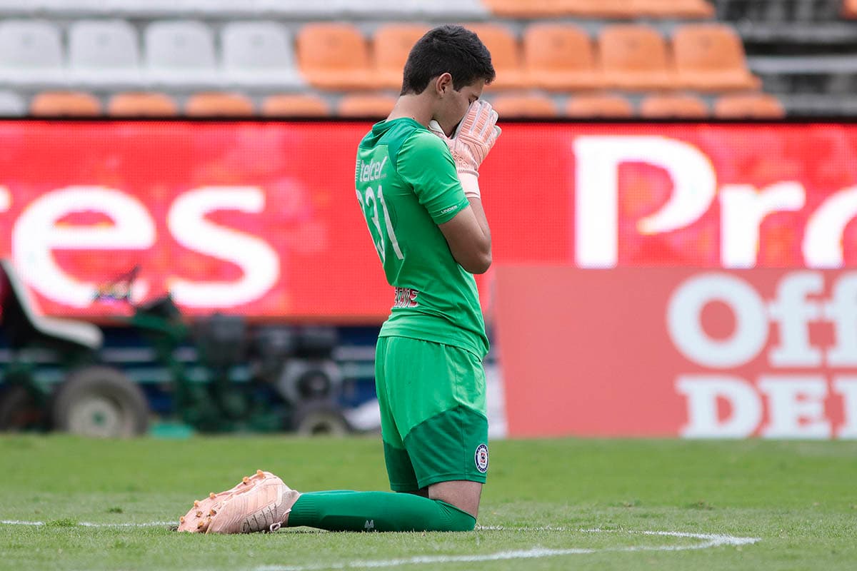 Al minuto 81 Cruz Azul tuvo una oportunidad inigualable para ser campeón mediante un tiro penal, por eso el arquero Alfredo Cabañas rezaba para que sus compañeros pudieran convertir.