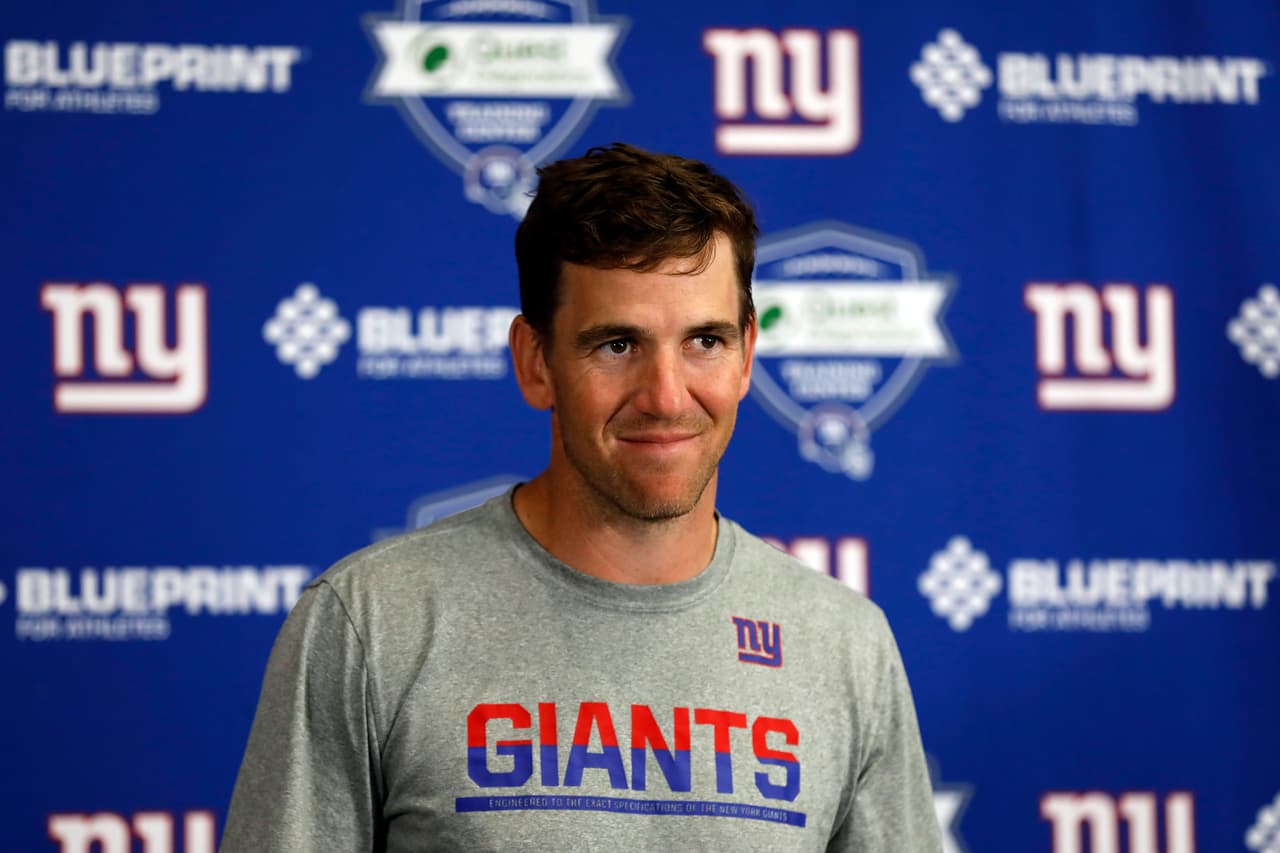 Manning ha sido titular en casi 16 temporadas, cuenta con todos los records de pases de su equipo y ha trascendido como uno de los mejores de la franquicia.