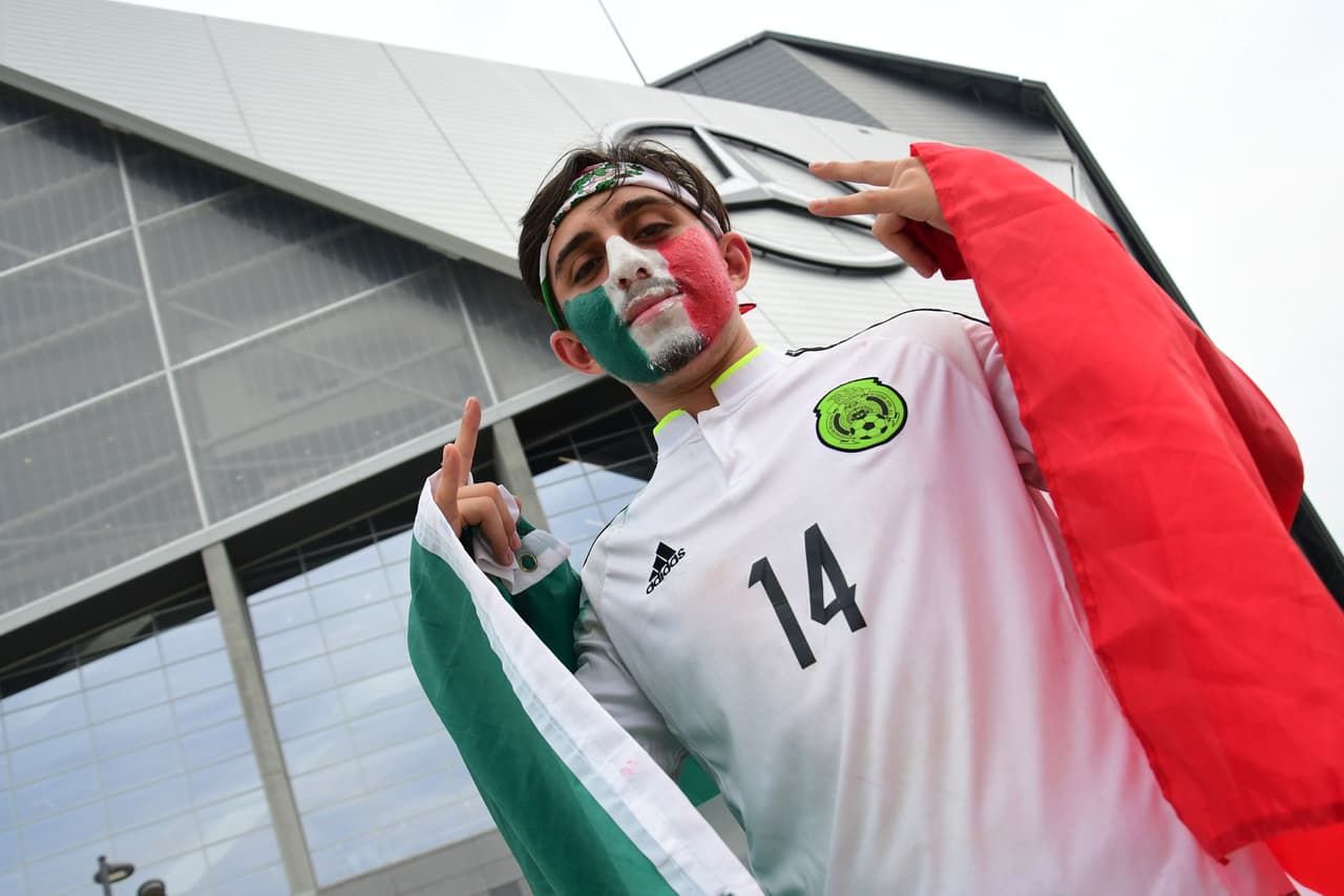 Con gran entusiasmo arribaron los aficionados de la Selección Mexicana para apoyar al Tri en su partido de preparación para la Copa Oro ante Venezuela en Mercedes-Benz Stadium, en Atlanta. Gran colorido y buen ambiente estaban armando los seguidores mexicanos y también los venezolanos que llegaron a apoyar a su Vinotinto, que se prepara para la Copa América.