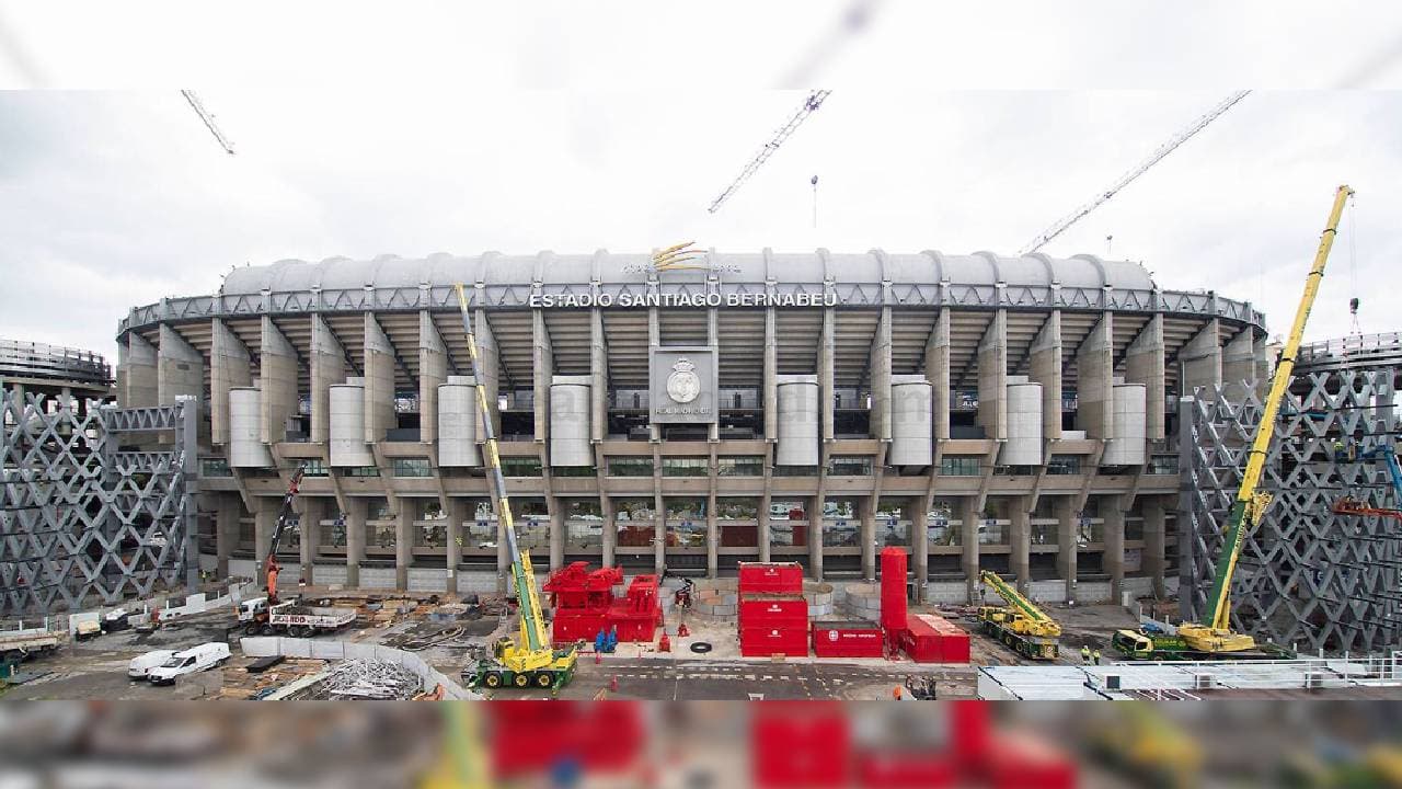 La obras en el Santiago Bernabéu continúan sin descanso durante la cuarentena. Destaca el desmontaje de la cubierta del estadio. En el fondo norte se ha desmontado toda la estructura metálica y se está desmontando sector a sector la cubierta rígida de la que ya prácticamente no queda nada.