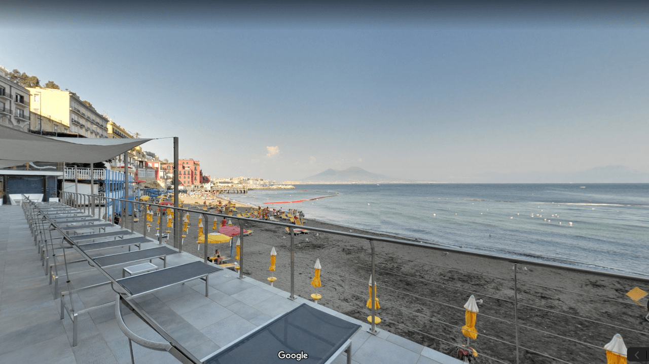 Las playas de Posillipo son algunas de las más exclusivas en el continente europeo. Desde ahí puede verse el Vesubio.