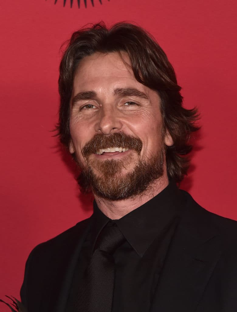 Bale hace su debut con Marvel este año al dar vida al villano de ‘Thor: Love and Thunder’, además el galés comandará el mega elenco que tendrá la próxima cinta de David O. Russell.
<br>