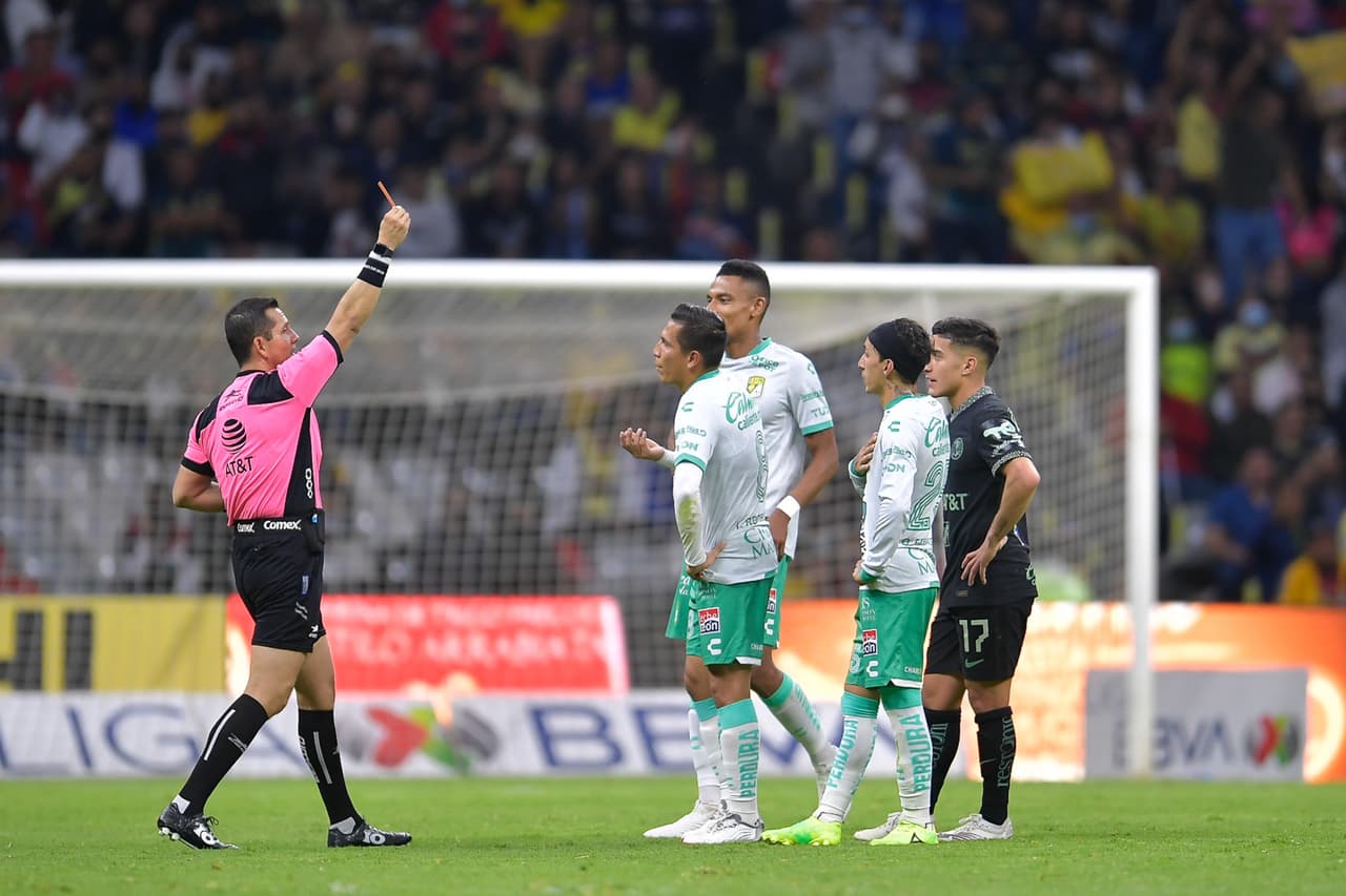 En cuestión de 10 minutos, León se quedó sin dos jugadores, José Rodríguez y Víctor Dávila; el primero al final del primer tiempo y el segundo al inicio del complemento. La tercera roja llegaría hasta el 85’ para William Tesillo por detener un contragolpe.