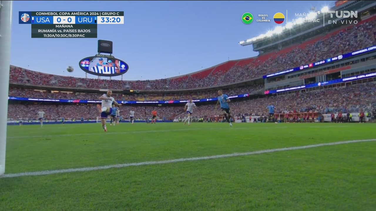 ¡Casi los madrugan! Uruguay cobró rápido una falta y Ream salva a EEUU del gol