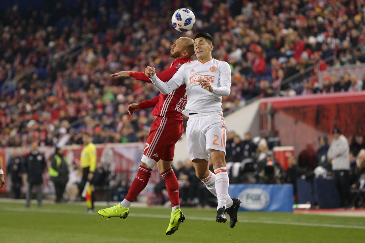 Franco Escobar peleó la pelota en todo lo alto con Sean Davis, quien se fue de cambio al medio tiempo buscando ser más ofensivos.
