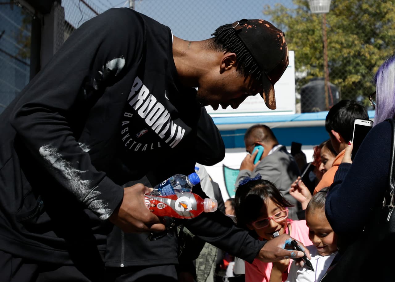 Desde muy temprano Rice tomó su lugar en un transporte especial donde se promocionaba los partidos de baloncesto.