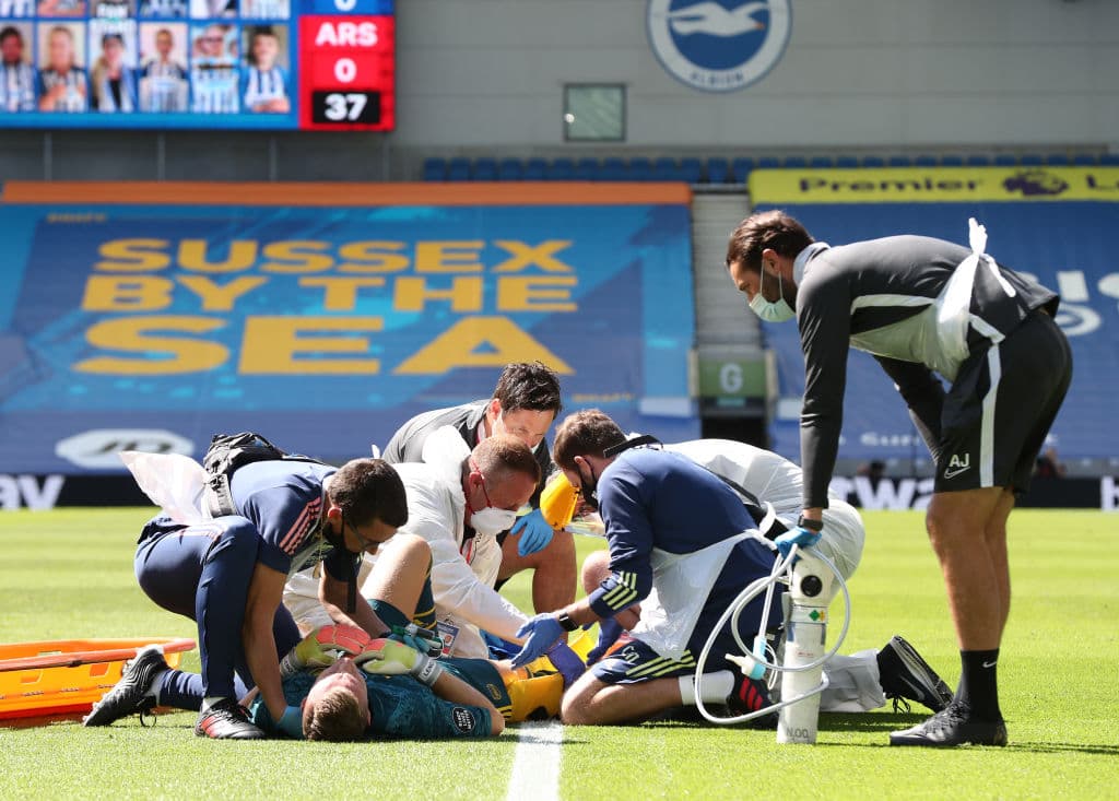 Leno se fue muy molesto y reclamando a Neal Maupay por el choque. Aún se desconoce el tiempo de recuperación.