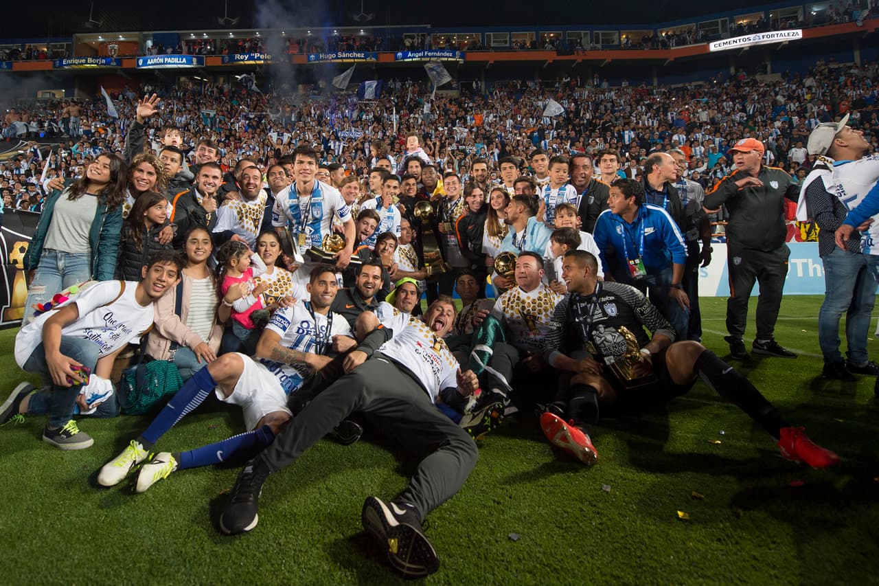 La tradicional foto de la plantilla, junto a amigos y demás allegados fue parte de la postal.