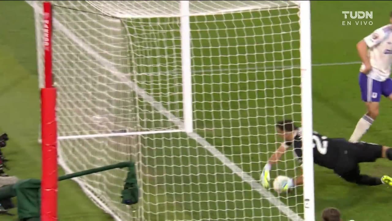 ¡Dibu Martínez en el fondo! Impresionantes reflejos sobre la línea y evita el primero