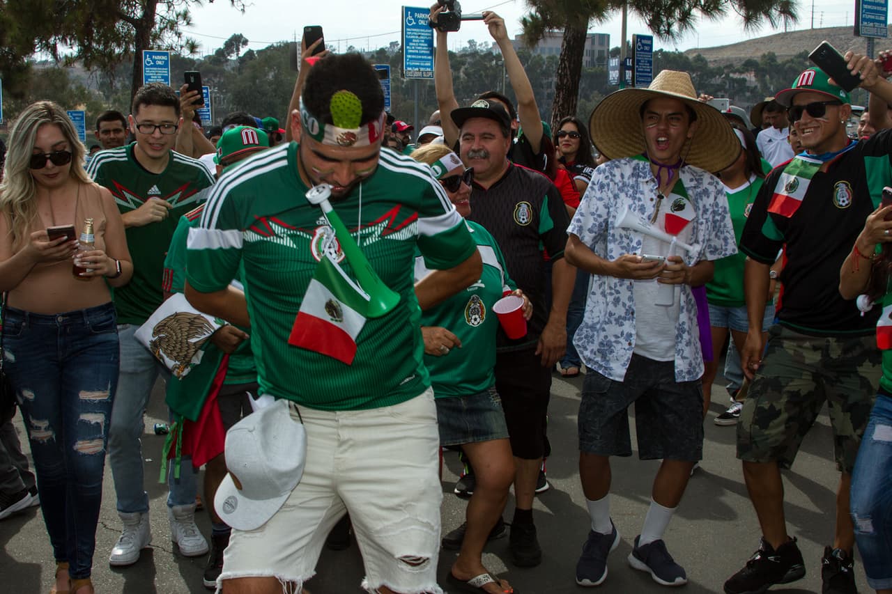 Horas antes del duelo entre México y El Salvador, los aficionados empezaron a hacer su partido en el estacionamiento del Qualcomm Stadium de San Diego, una fiesta llena de música y camaradería entre las dos naciones.