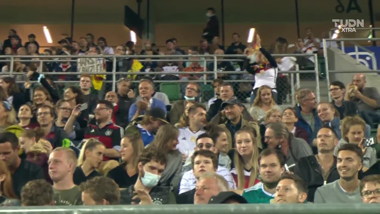 Arranca el partido y la pelota está en juego.