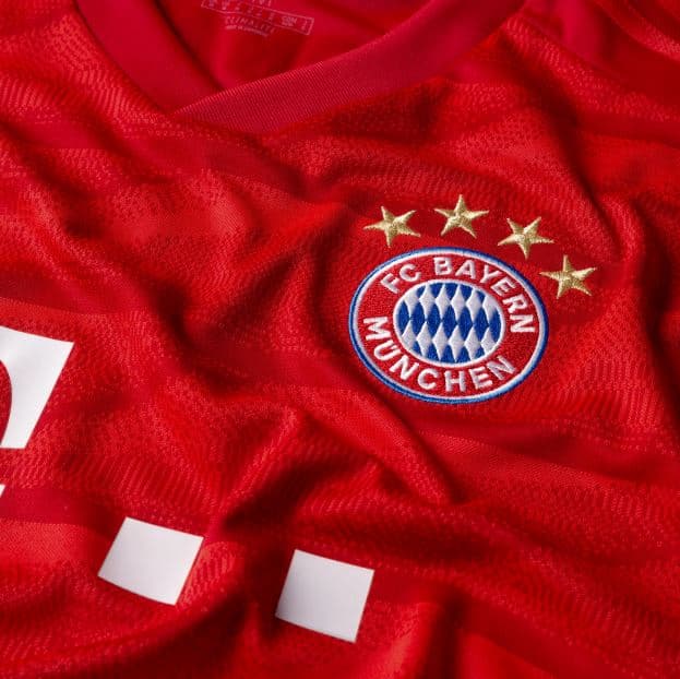 El Bayern Múnich ha hecho el lanzamiento de su nueva playera para la próxima temporada, la cual será estrenada en los últimos duelos del equipo: la Final de la DFB Pokal (ante RB Leipzig) y la jornada 34 de la Bundesliga en la que esperan confirmar su título con un triunfo ante Eintracht Frankfurt. El jersey vuelve a tener unas patrones en el fondo y a ser completamente roja, sin detalles azules oscuros.