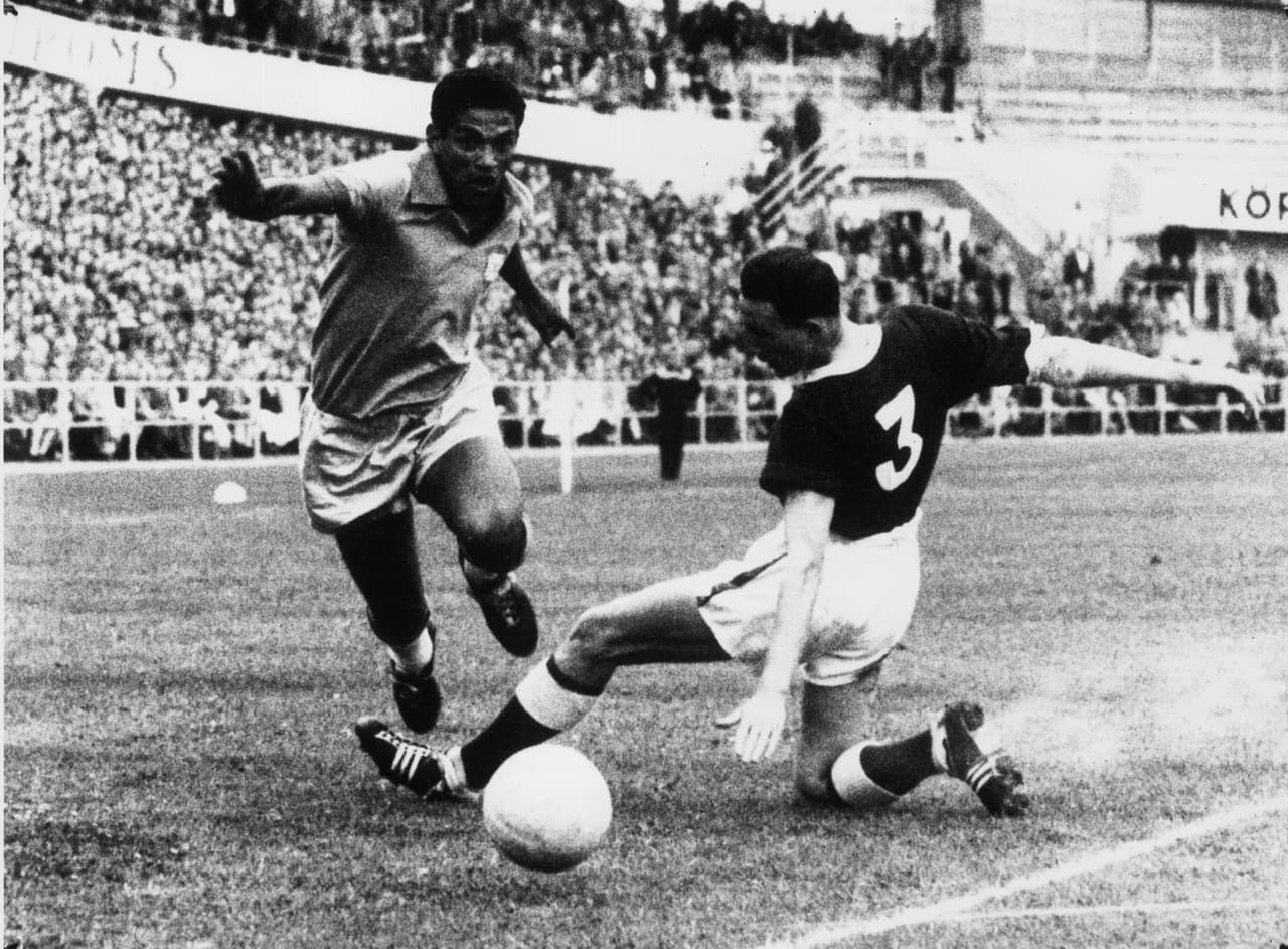 Garrincha, apodado así por la traducción al español de "pájaro veloz", fue un jugador desequilibrante con su rapidez y enganche en el título de Brasil en 1962. Su fútbol alegraba tribunas.
