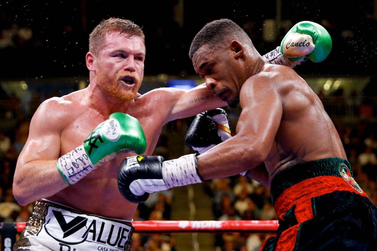 En el octavo round, Canelo y Jacobs tuvieron un par de intercambios sin que llegara la contundencia en los golpes para ponerle fin al encuentro.