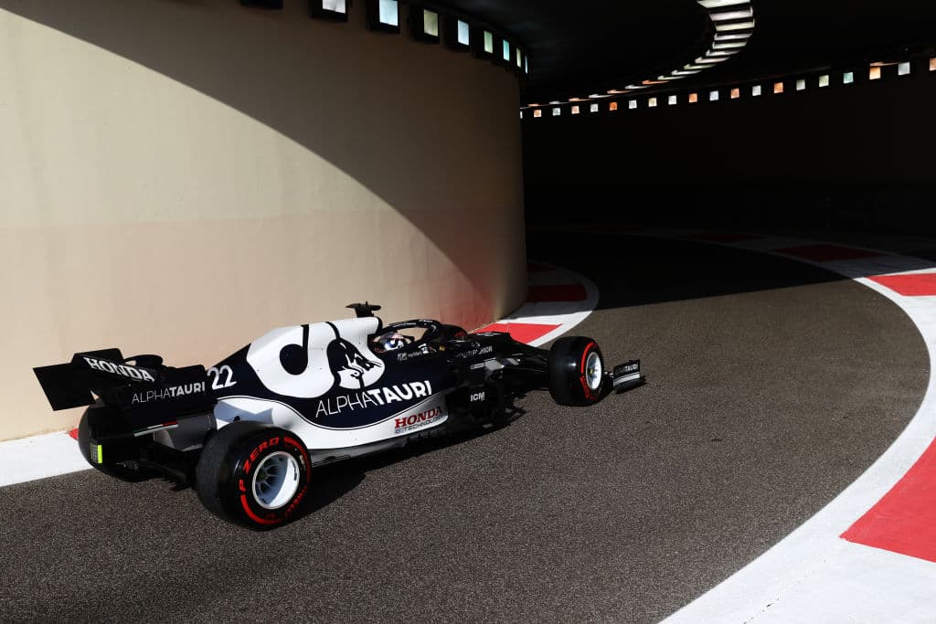 Luego de que en la Práctica Libre 1 Max Verstappen pudo superar a Lewis Hamilton, el piloto británico tuvo su revancha en la segunda sesión y con un tiempo de 1:23.691 fue amplio dominador. Por su parte el mexicano Sergio Pérezterminó en la quinta posición aunque tuvo que venir de atrás pues se ubicó en la posición 14 on el compuesto medio y su rendimento no fue el esperado.