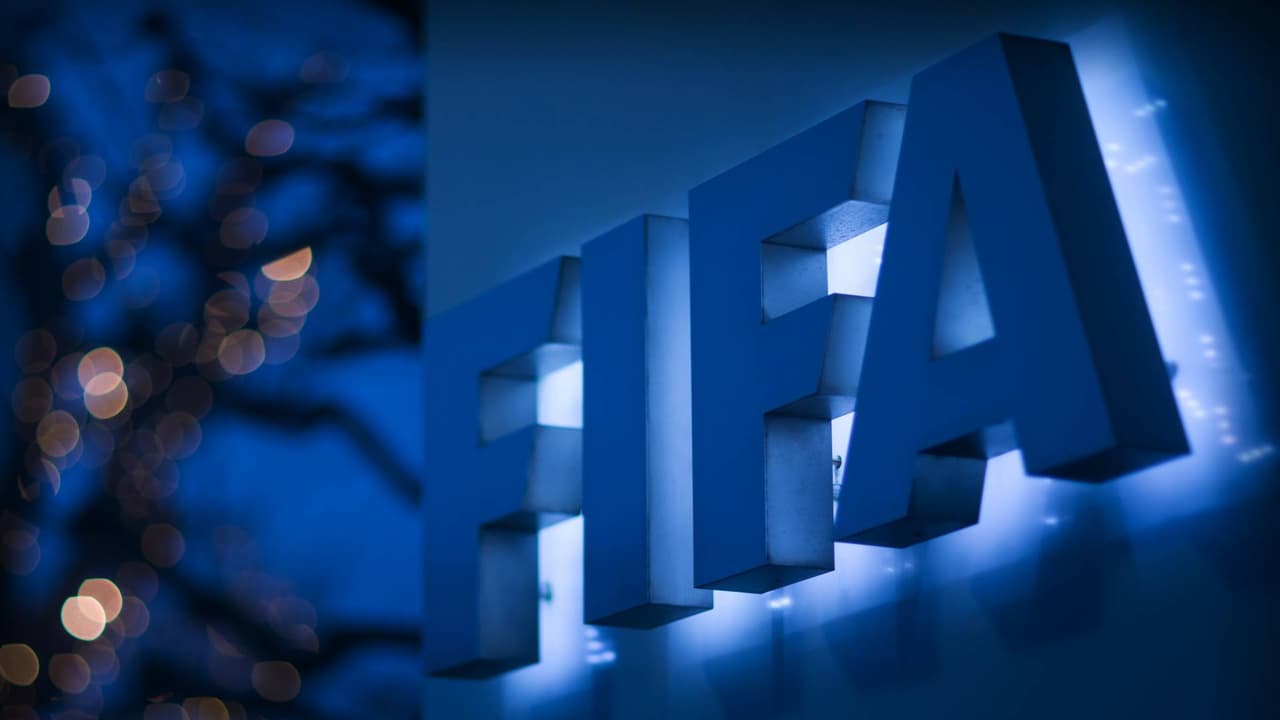 FIFA suspende contratos de futbolistas extranjeros en Ucrania y Rusia