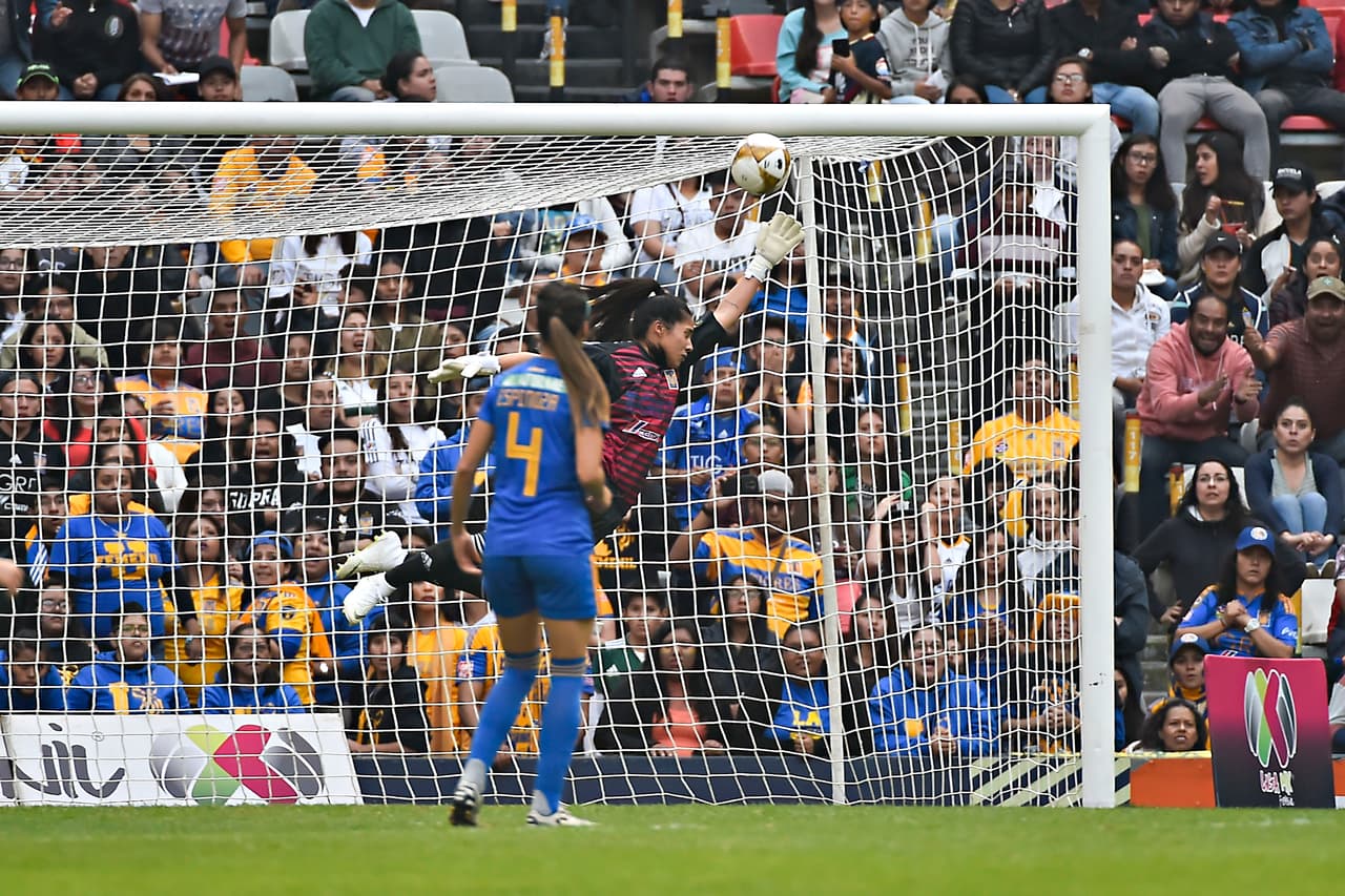 Y con sendo golazo de Diana González, colocando la pelota ahí donde se observa, marcaba el 1-0 en favor del América. El Estadio Azteca fue un hervidero.
