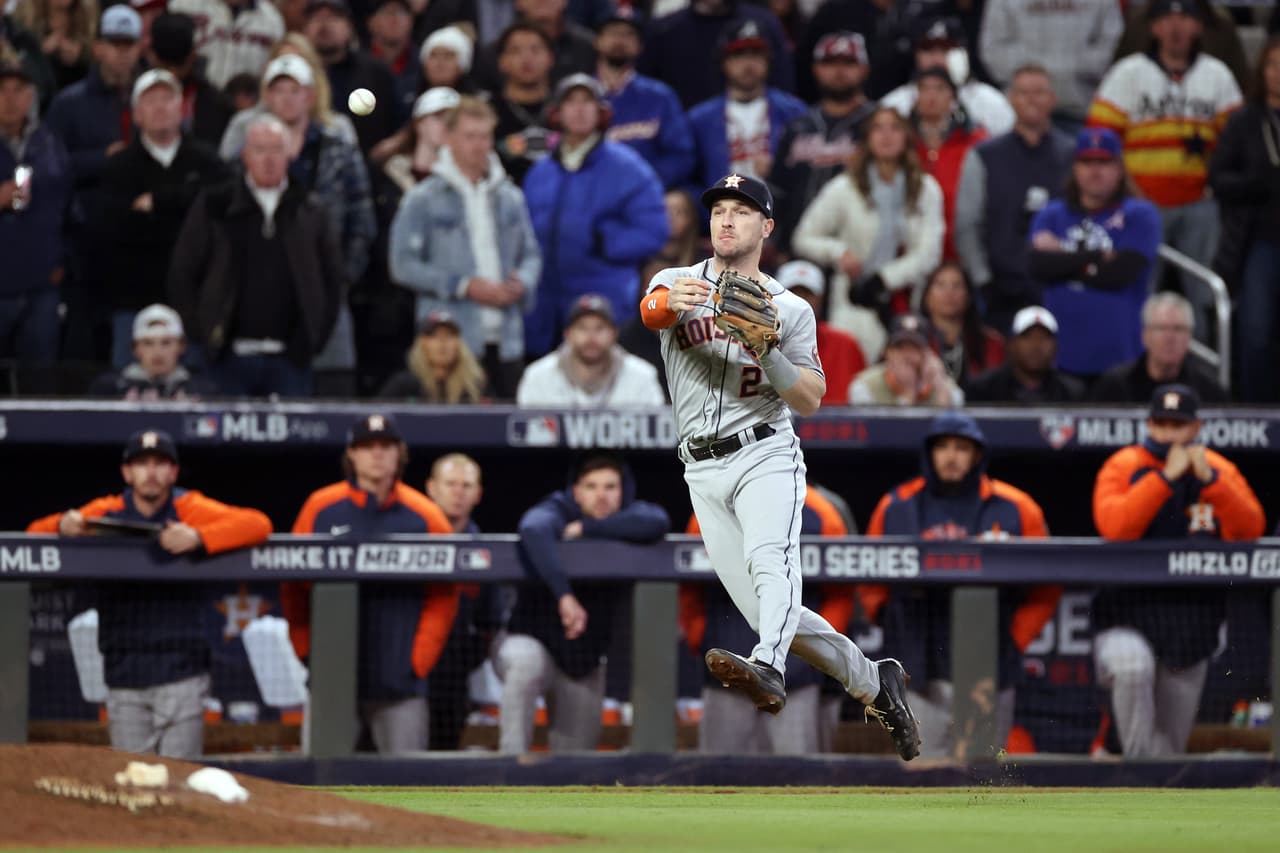 Los Astros lograron una remontada para ganar el quinto juego de la Serie Mundial con lo que evitaron que Atlanta se coronara ante su gente.