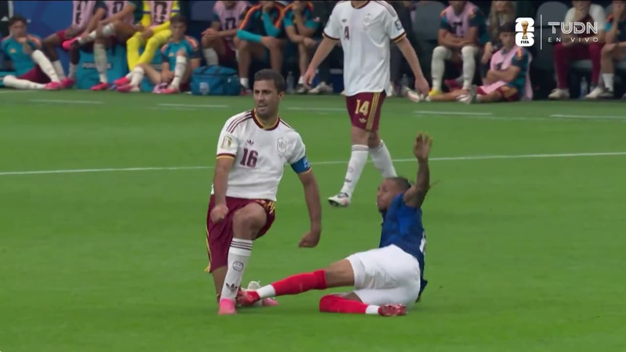 ¿Era roja para Olise? Terrible plancha que no se señala