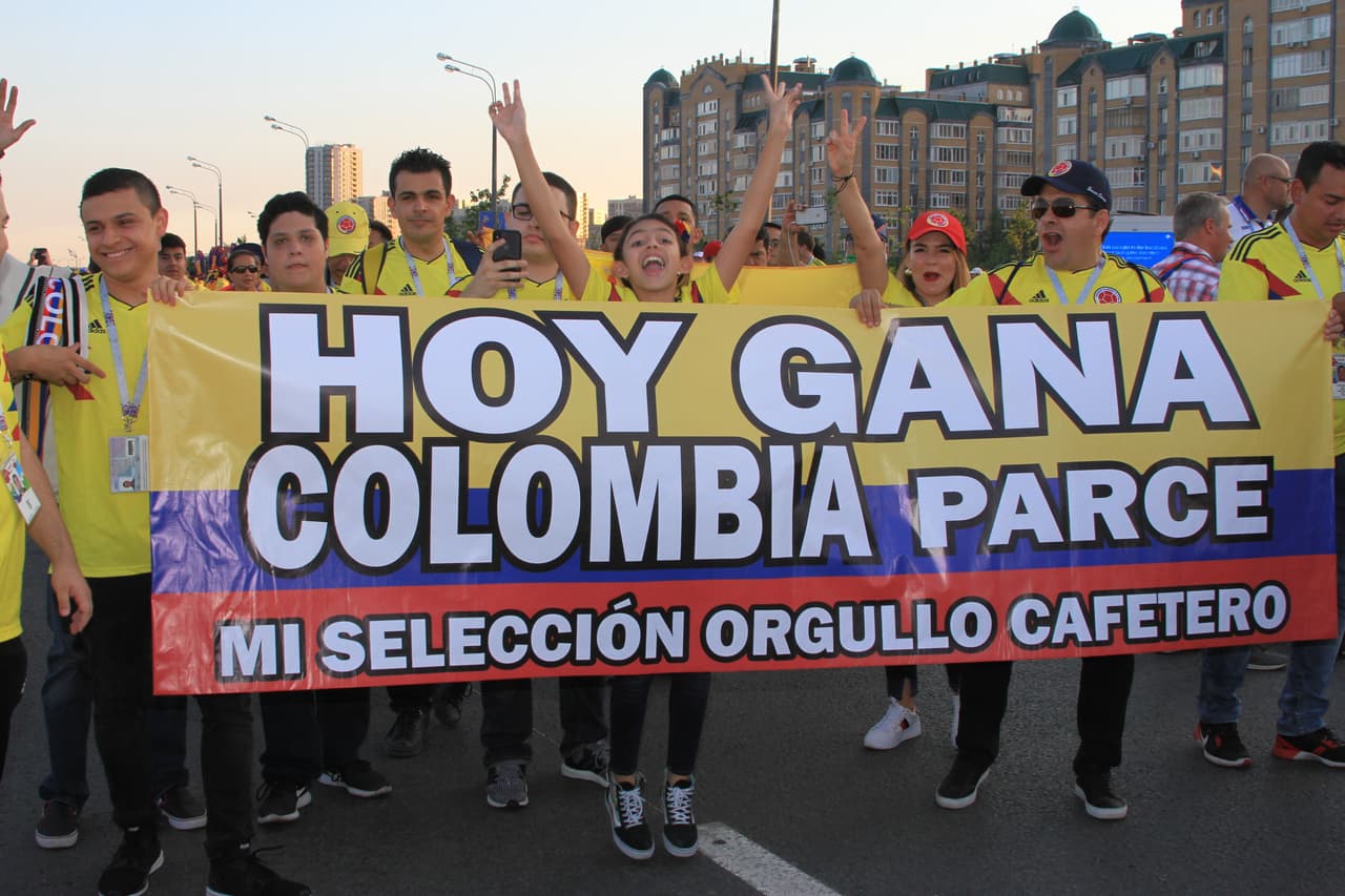 Con sus términos tradicionales, los colombianos se tomaron las calles aledañas a la Kazán Arena.