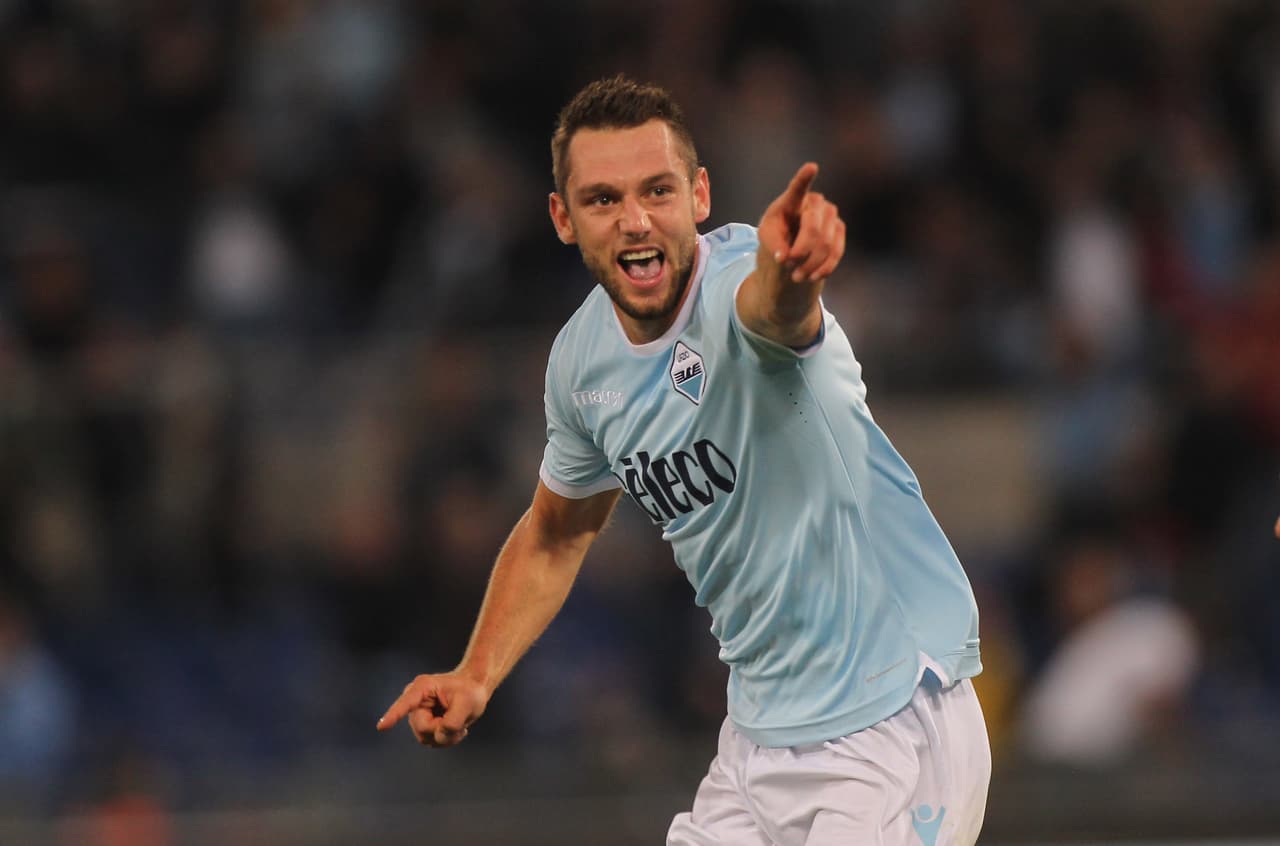 El defensa holandés Stefan de Vrij, ahora en Lazio, firmará con Inter de Milán por 4,2 millones de euros netos por temporada, según la Gazzeta dello Sport.