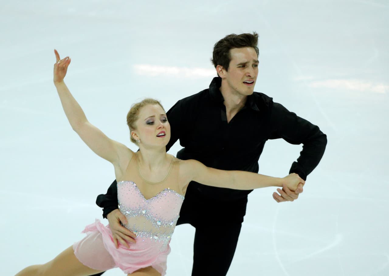 La presencia escénica y la capacidad física de las patinadoras es clave durante los ejercicios en pareja. Es allí donde la exigencia se hace mayor para lograr que con la fuerza y coordinación con sus compañeros se logren presentaciones espectaculares.