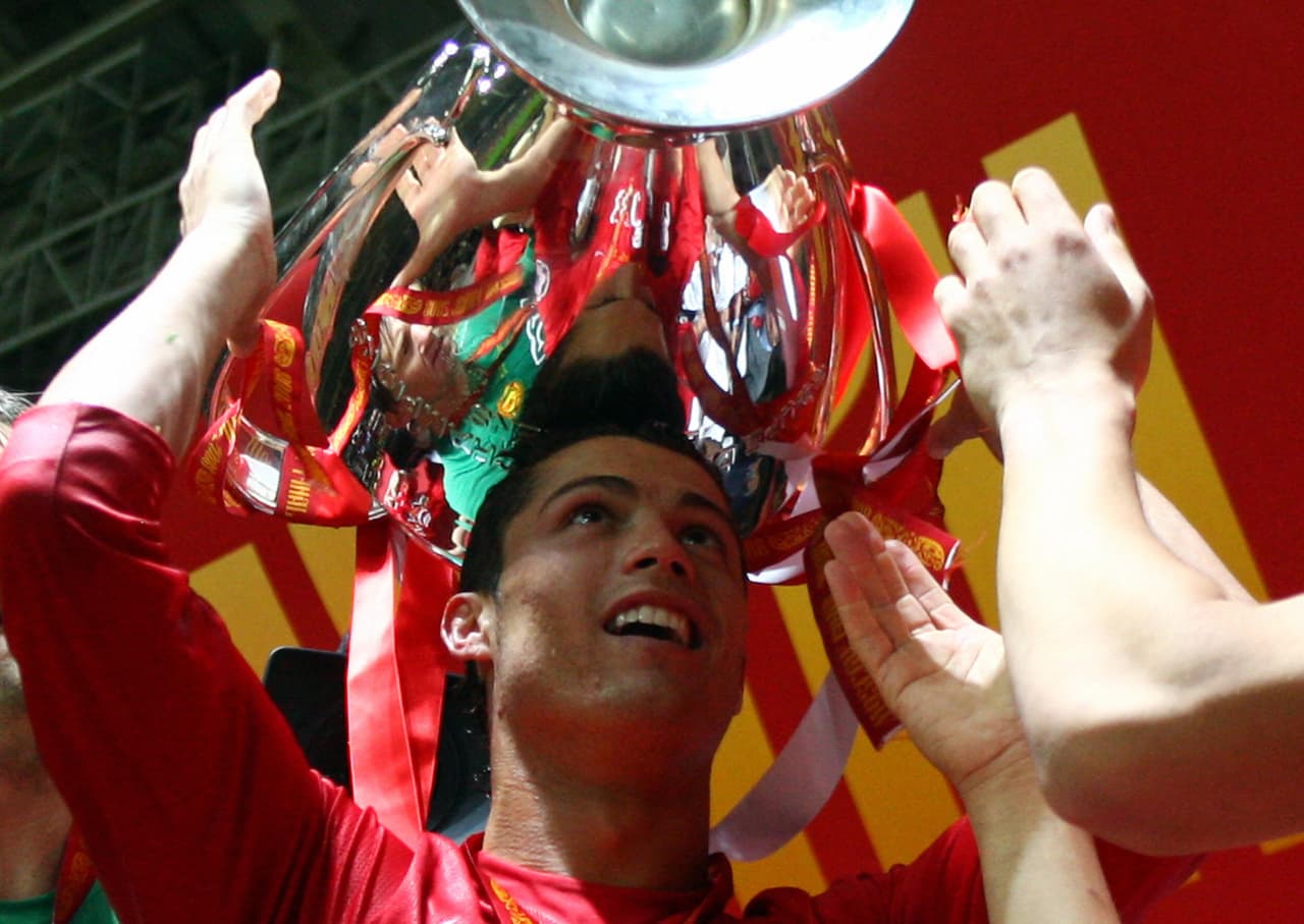 Despues de que se coronó campeón de Champions League y se consolidó como figura goleadora con Manchester United, fue que Cristiano Ronaldo pasó a Real Madrid, donde aún sigue.