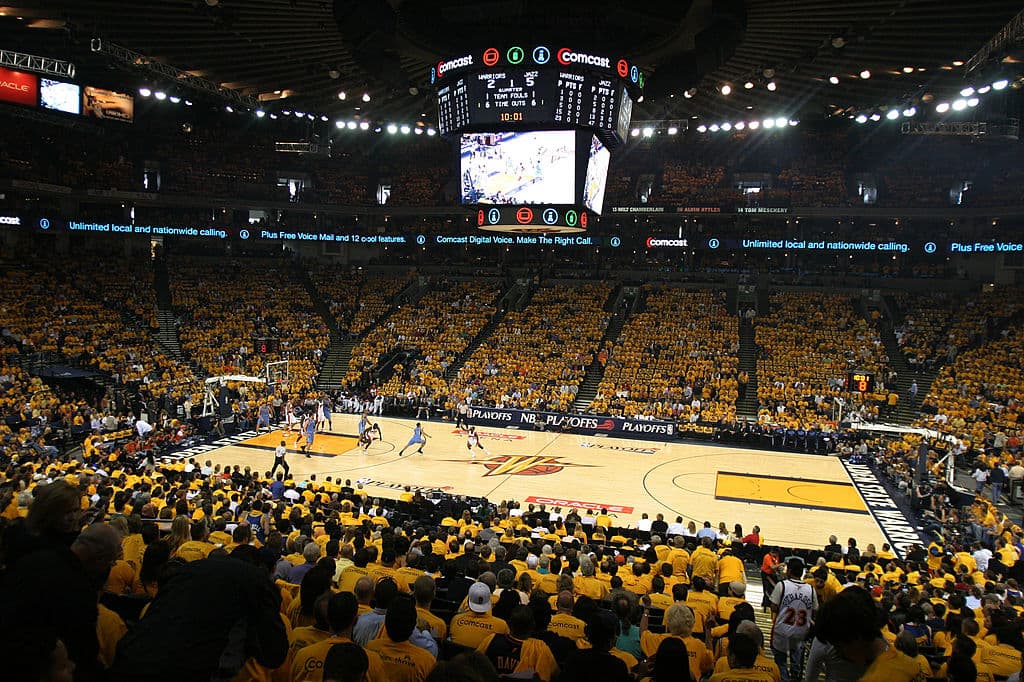 Todavía restan los partidos de Playoffs y no habría una mejor manera de despedirse de la añeja casa que con otro campeonato, pero por el momento, se ha ido el juego final de temporada regular en Oracle Arena.