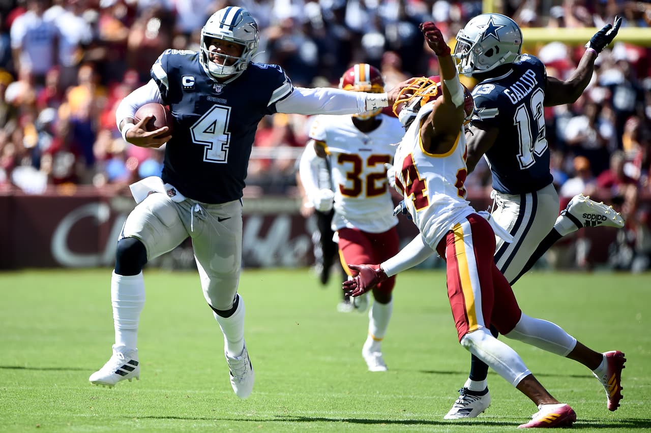 <b>Dak Prescott </b>(Dallas Cowboys) |
<b>26 años </b>| 29 de julio de 1993 | Es uno de los QB's que se ubica en el rango de los jóvenes con gran nivel. El QB de los Cowboys ha dedicado los últimos cuatro años de su vida a la NFL. De los mariscales de campo titulares es el que tiene, actualmente, el mejor porcentaje de pases completos tras haber conectado 51 de los 62 envíos en esta campaña logrando así, un 142.9 de rating.