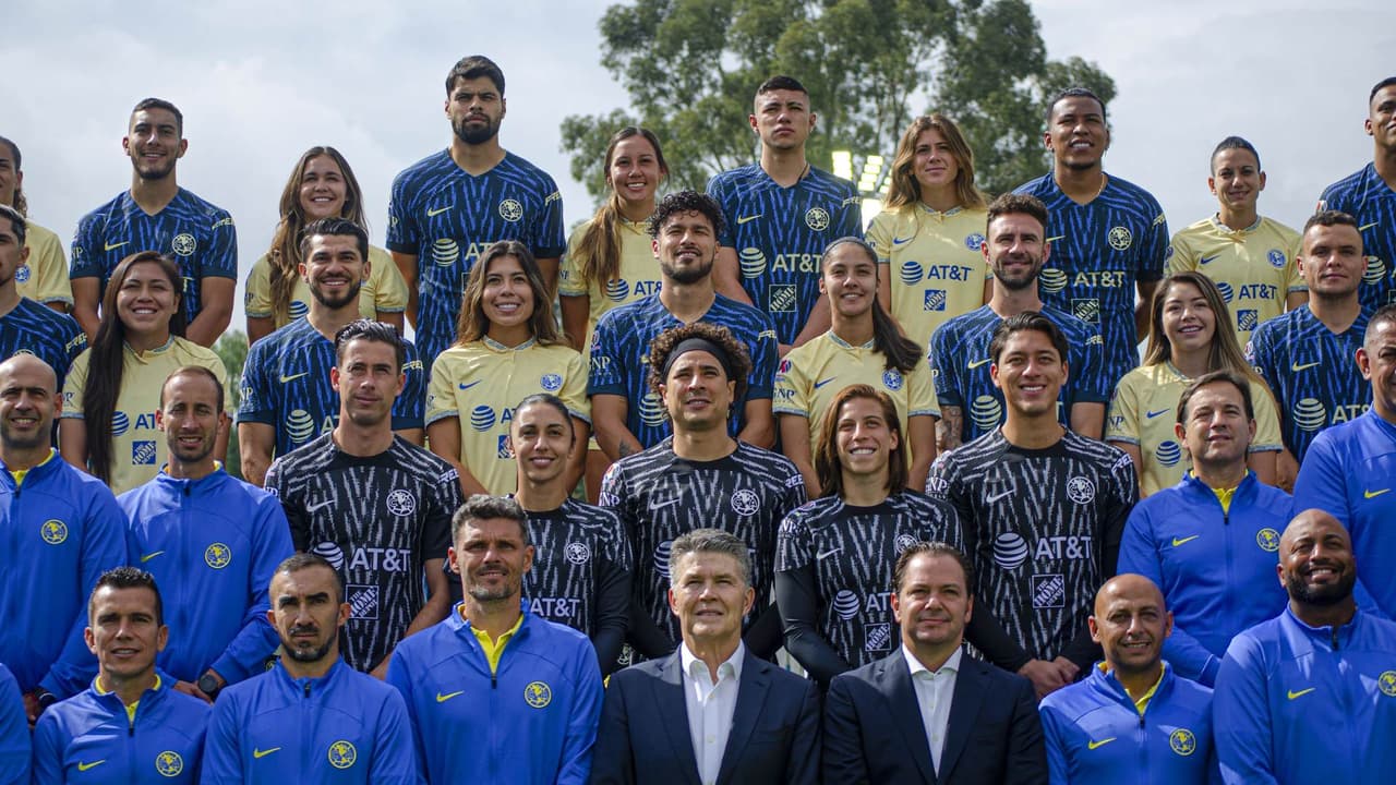 América porta el uniforme de visita en la foto oficial