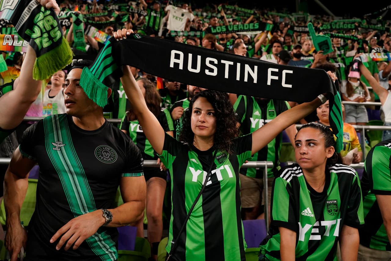 La ciudad está detrás del conjunto Verde.
<br>