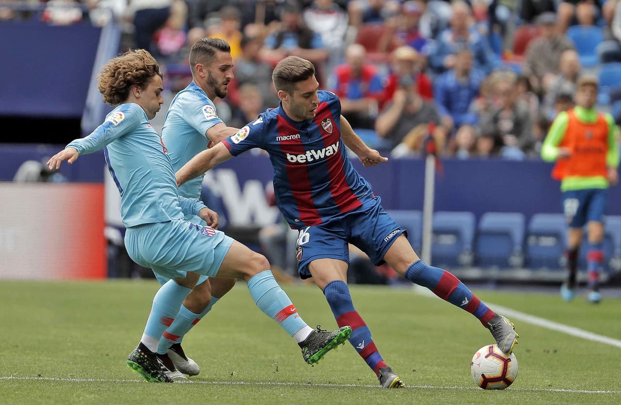 Atlético de Madrid tomó el dominio del partido contra un local que sufrió la embestida rojiblanca.