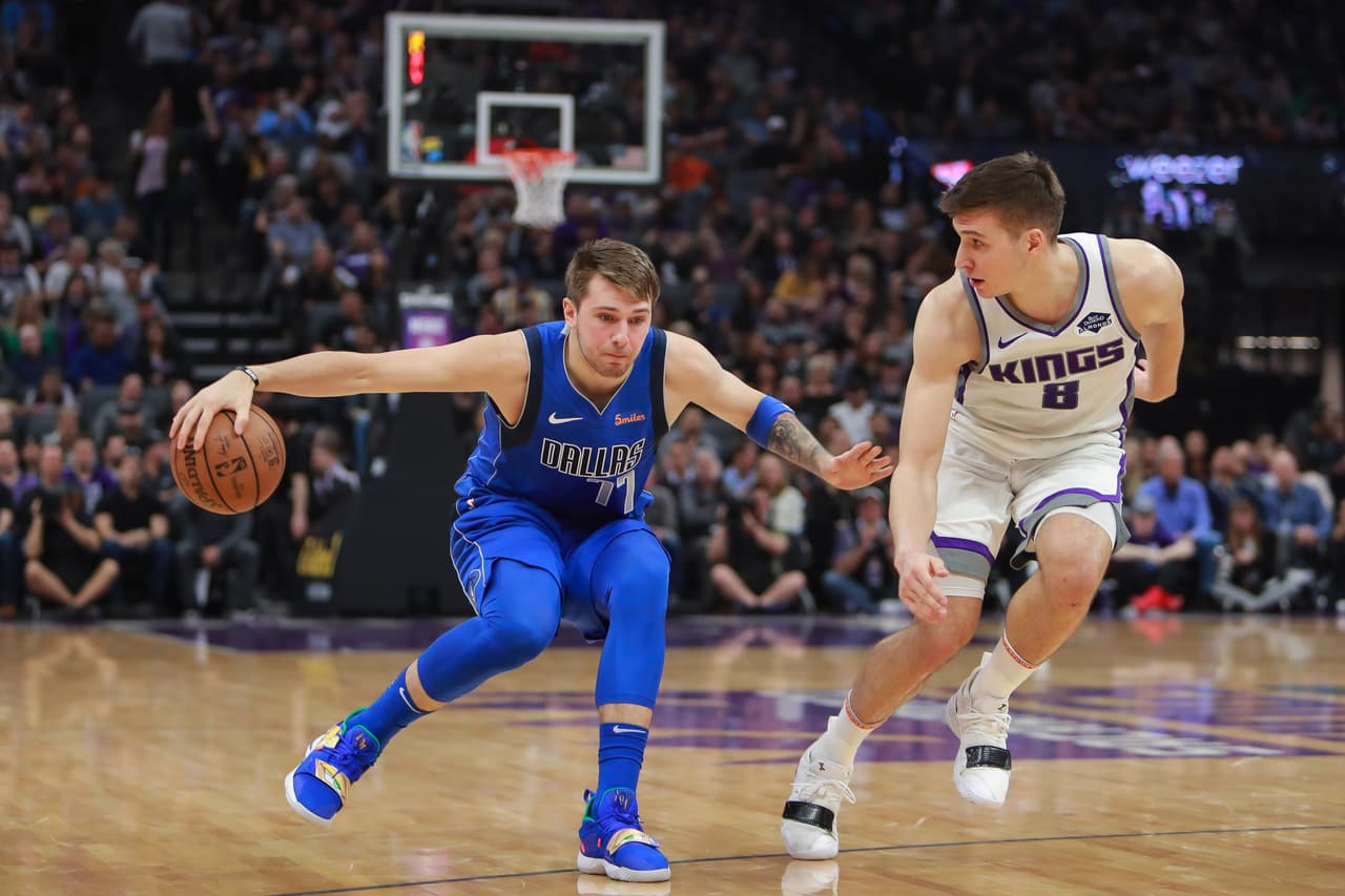 Tras una descorazonadora derrota ante Brooklyn, en la que diluyeron una ventaja de 28 puntos, los Kings regresaron con una gran actuación de Marvin Bagley III con 22 puntos y 12 rebotes. Por los Mavs Justin Jackson tuvo 19 tantos.