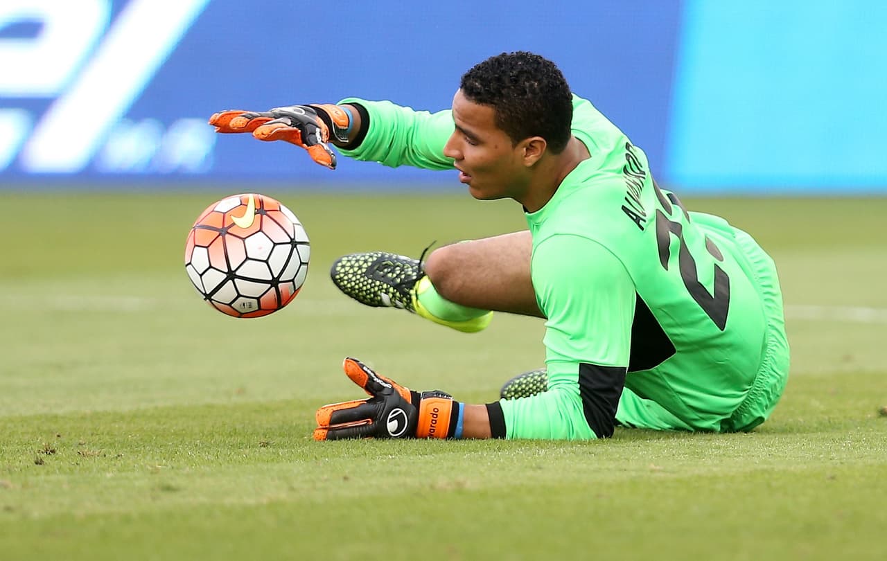 El portero tico Esteban Alvarado hizo extrañar a Keylor Navas por cierta inseguridad, poca salida y un juego de piernas muy arriesgado. El cancerbero no tuvo una buena tarde y dejó ver que la ausencia del guardameta del Madrid podría ser un factor en contra para la Sele.