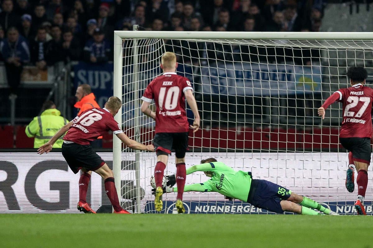 El arquero Alexander Nübel le detuvo un penal a Hanno Behrens (izquierda) al 45'+2, cerrándose el primer tiempo con empate 0-0.
