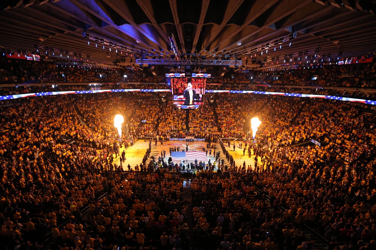 Desde luego que mencionar Oracle Arena implica pensar en ser la casa de los Warriors, pero también sirvió de hogar a equipos de hockey sobre hielo como los California Seals de la WHL y los California Golden Seals en la NHL de 1967 a 1976. Y en varias ocasiones también fueron la casa de los California Golden Bears de la NCAA.