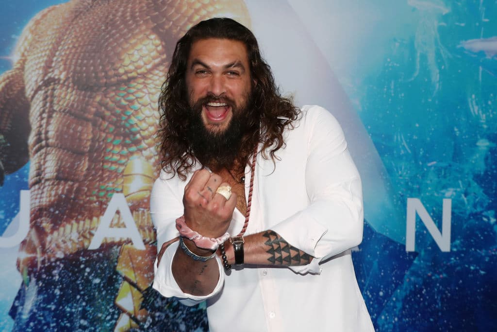 Poner a Jason Momoa como el rey del mar fue la mejor idea que pudo tener DC, pues su personalidad y gran presencia, atrajo la atención de miles de fans y, lo mejor, la taquilla todo un éxito.