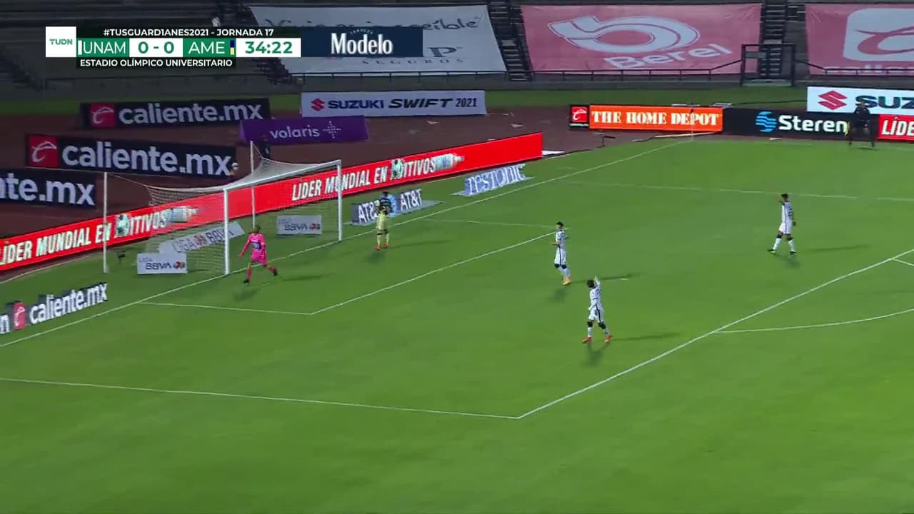 ¡CERCA! Federico Viñas disparó que se estrella en el poste.