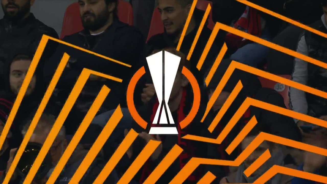 ¡TIRO ATAJADO! disparo por Florian Wirtz.