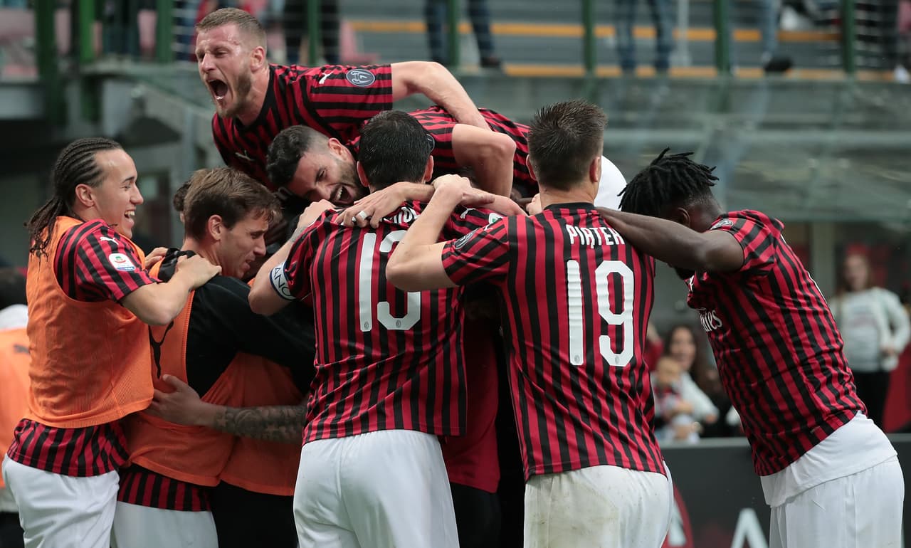 A.C. Milan venció este domingo al Frosinone, quedando a un punto del Atalanta e Inter, pero además de su rendimiento lo que llamó la atención fue su nueva playera.